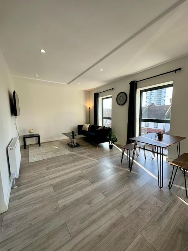 Stratford Apartment With Balcony Лондон Екстер'єр фото