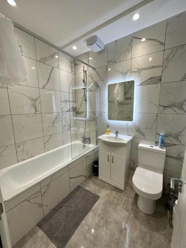 Stratford Apartment With Balcony Лондон Екстер'єр фото