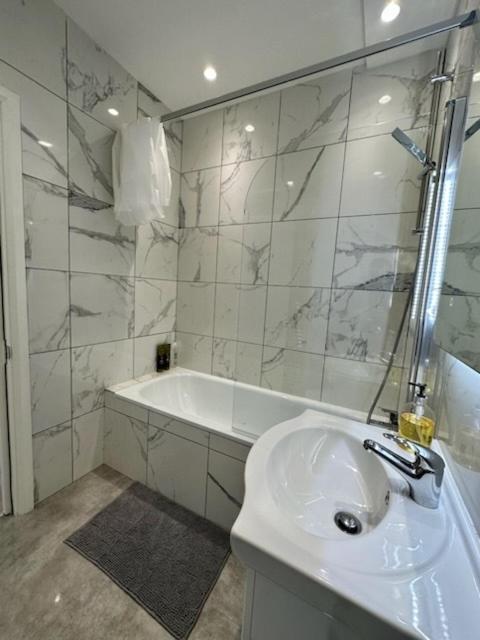 Stratford Apartment With Balcony Лондон Екстер'єр фото